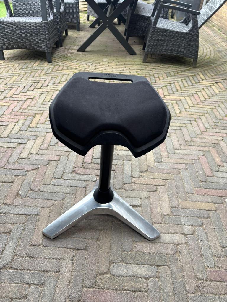 ONGO ergonomische stahulp / zit-sta kruk zwart, Huis en Inrichting, Ophalen, Gebruikt, Zwart, Bureaukruk