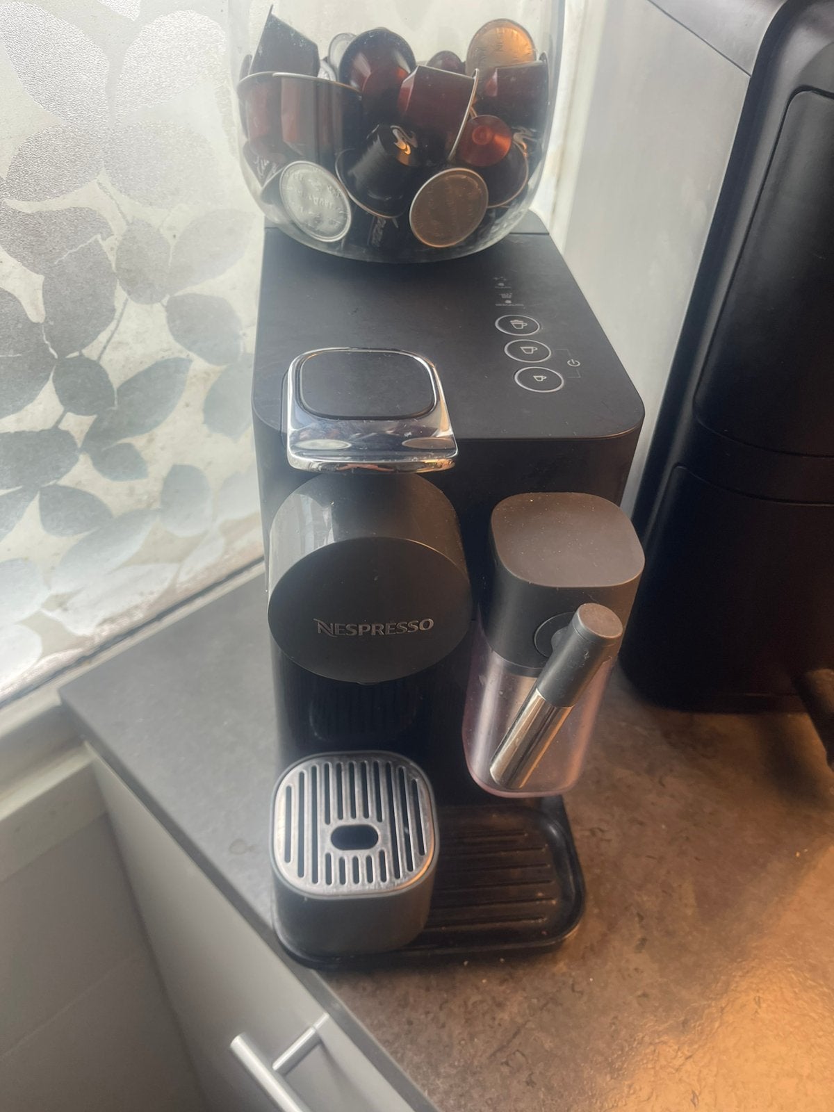 Prachtig Nespresso de'longhi lattissima zwart, Ophalen of Verzenden, Zo goed als nieuw, Espresso apparaat, Afneembaar waterreservoir