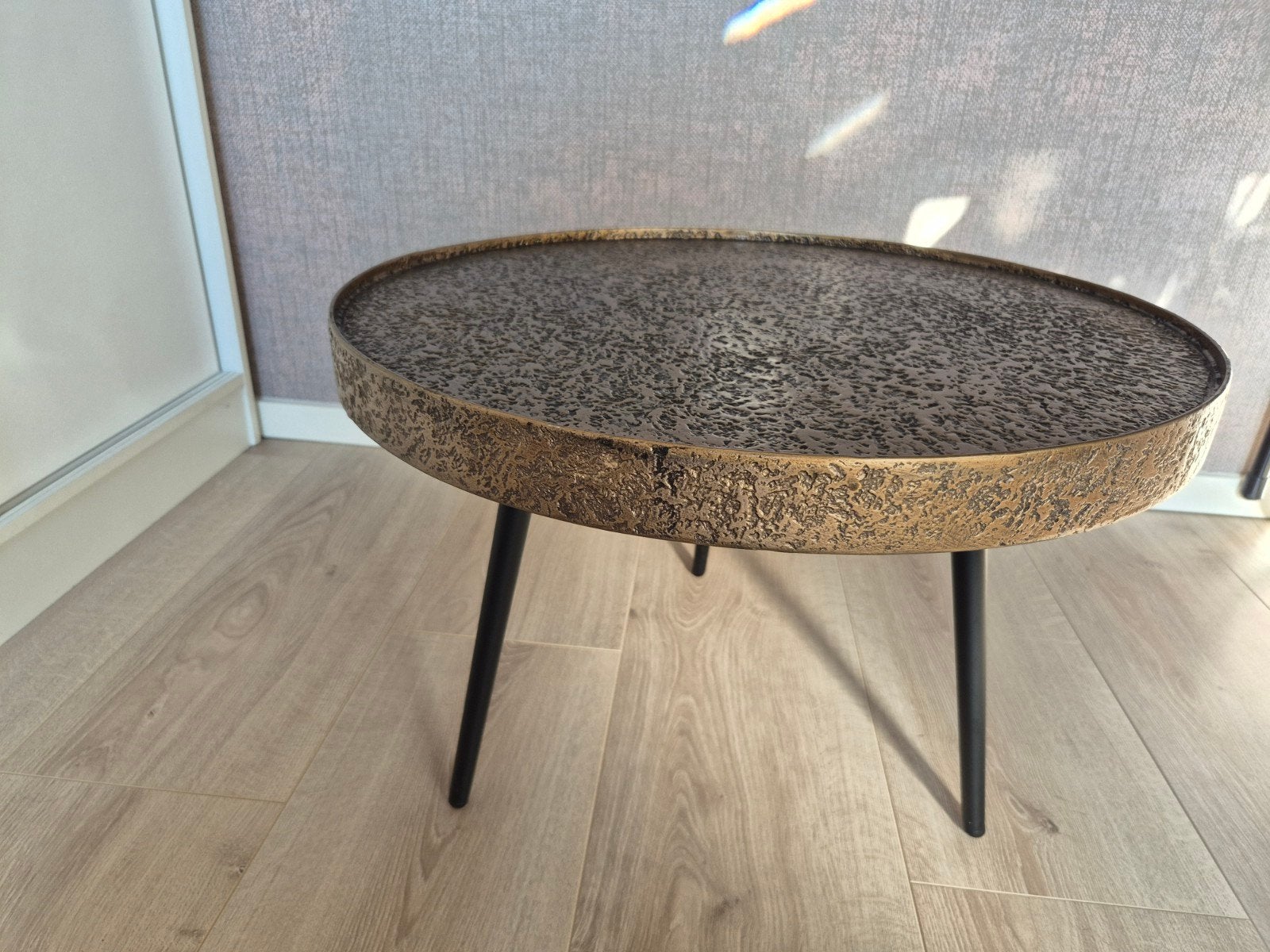 Ronde bijzettafel met gouden gehamerd blad, Ophalen, Minder dan 50 cm, Rond, Minder dan 50 cm