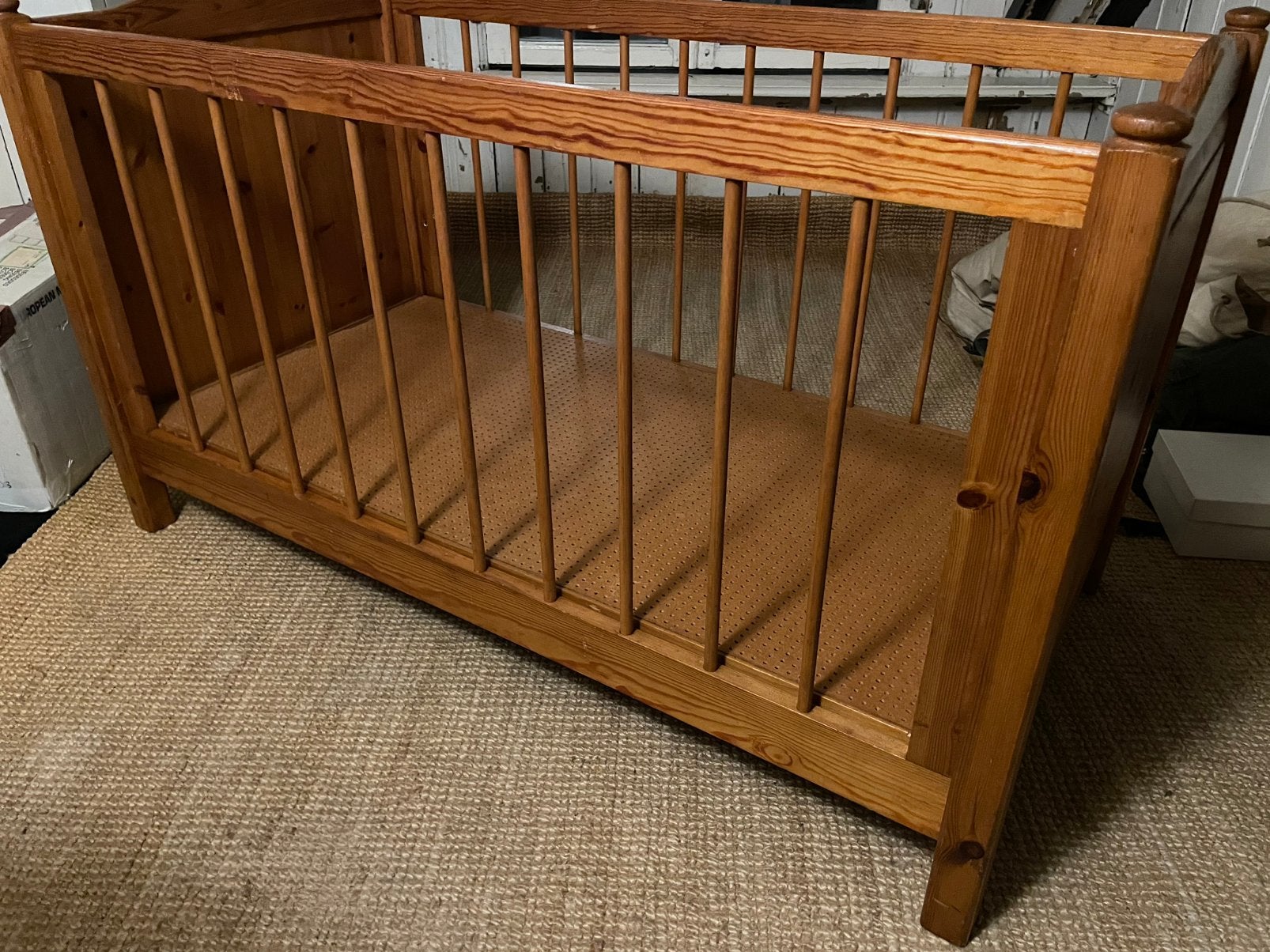 Babybedje massief hout, Kinderen en Baby's, Boxen, Ophalen, Zo goed als nieuw, In hoogte verstelbaar