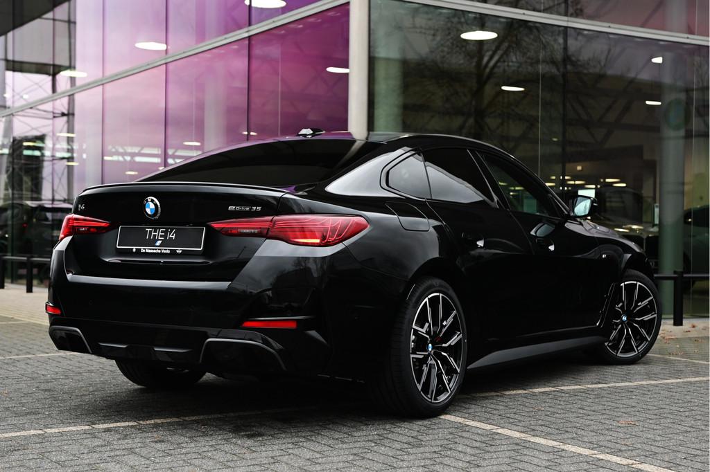 BMW i4 eDrive35 Gran Coupé M Sport / Achteruitrijcamera / A, Auto's, BMW, Achterwielaandrijving, Zwart, Zwart, Leder