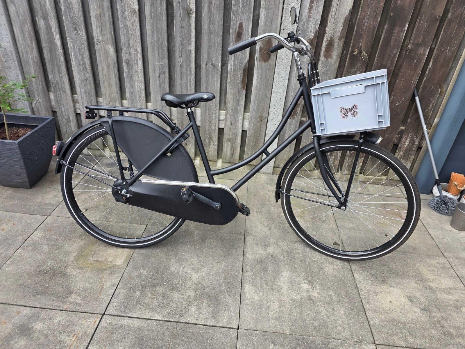 Stevige zwarte transportfiets met voordrager en krat, Terugtraprem, Ophalen, Overige merken, 53 tot 56 cm