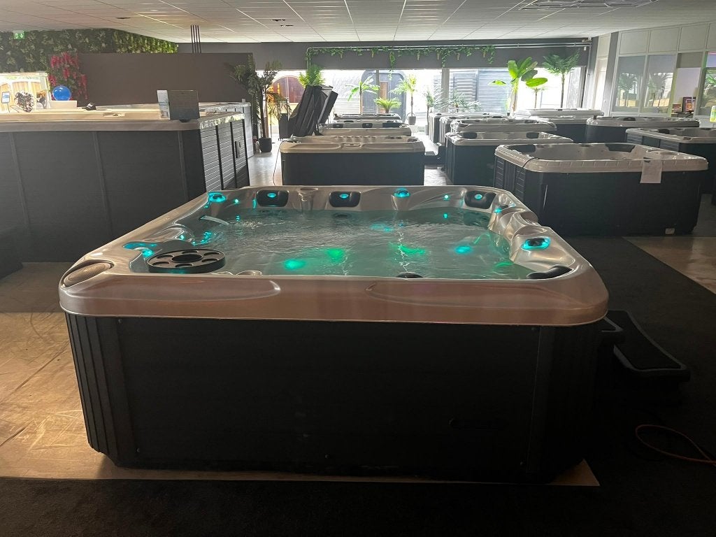 LUXE SPA / JACUZZI 6-PERS. 1 LIGPLAATS | 230 X 230 CM, Tuin en Terras, Ophalen, Zo goed als nieuw, Trap, Vast