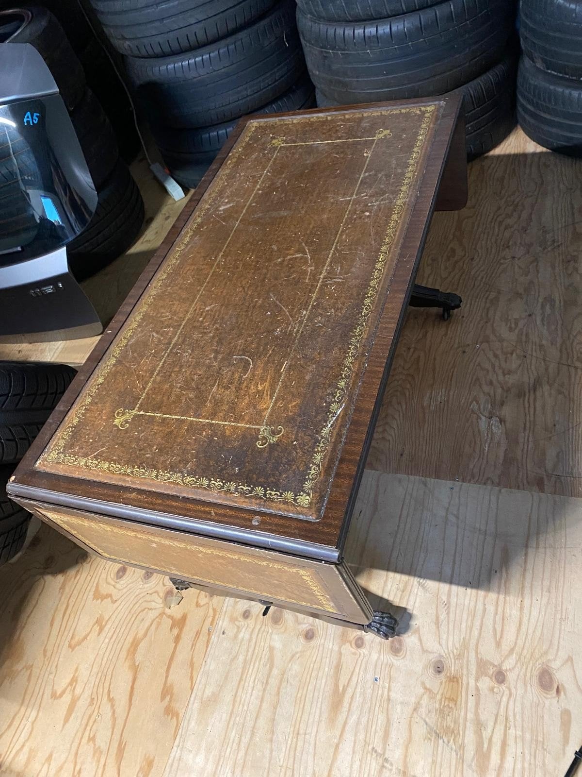 Antieke salontafel met lederen blad en klauwpoten, Antiek en Kunst, Antiek | Meubels | Tafels, Ophalen of Verzenden