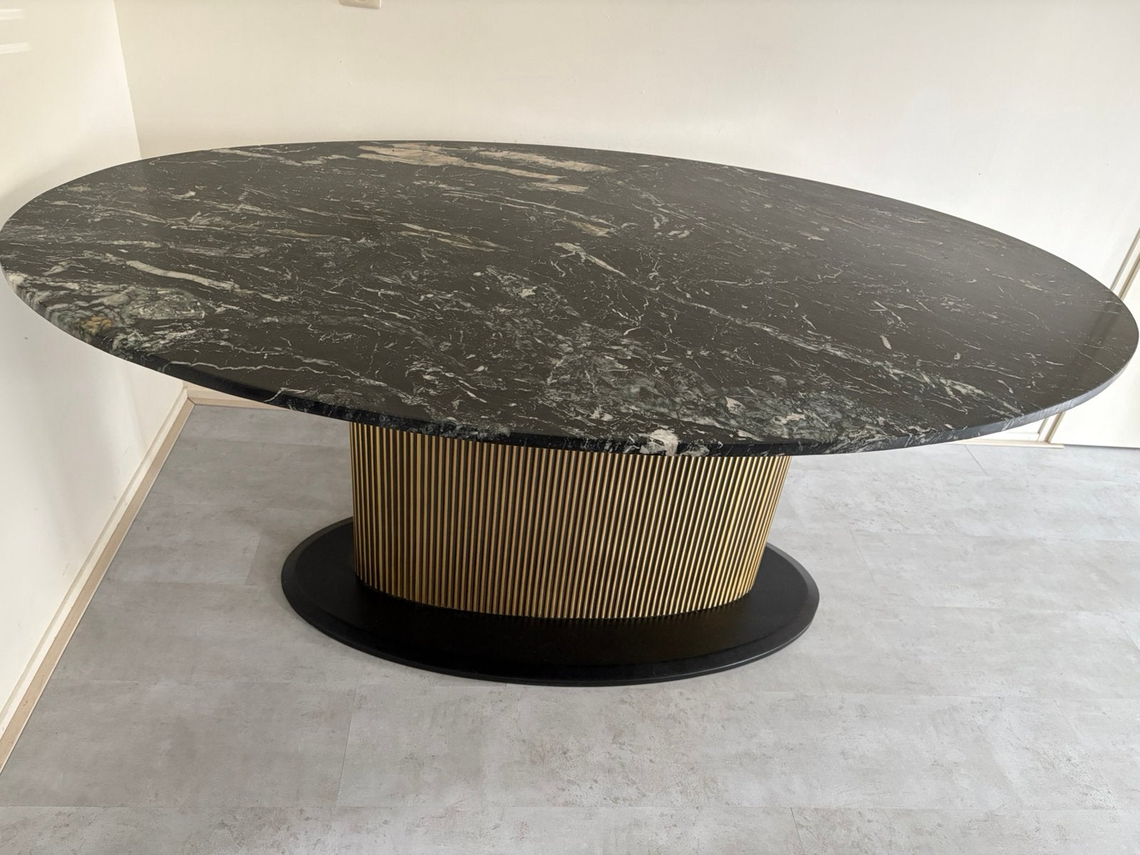 Luxe ovale eettafel met echt marmeren blad – Decor Wonen, Huis en Inrichting, Ophalen, Overige materialen, 100 tot 150 cm, Zo goed als nieuw
