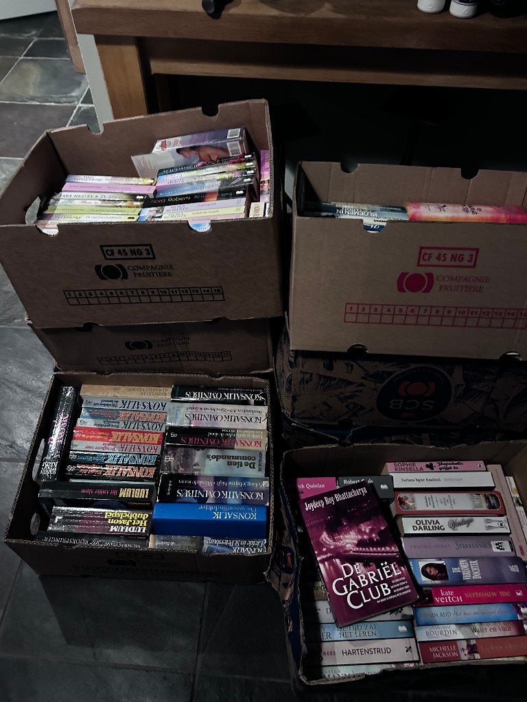 boeken 8 dozen met boeken, Ophalen, Zo goed als nieuw