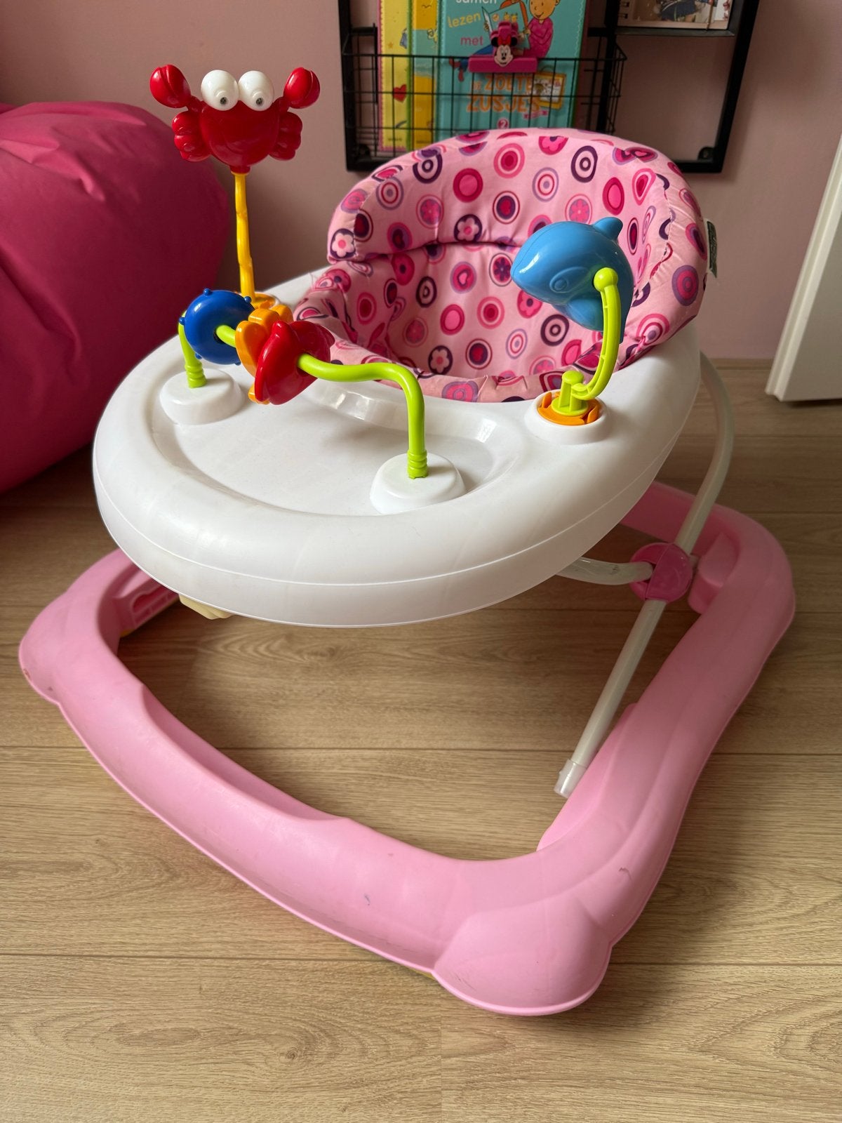 Roze loopstoel met speelgoed, Ophalen, Gebruikt