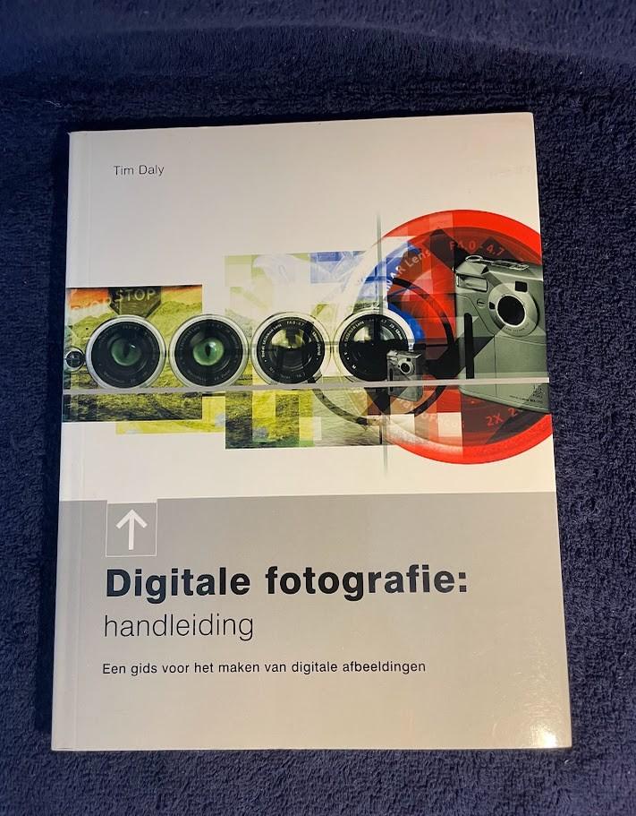 Boek: Digitale fotografie: handleiding – Tim Daly., Fotografen, Ophalen of Verzenden, Zo goed als nieuw, Tim Daly.