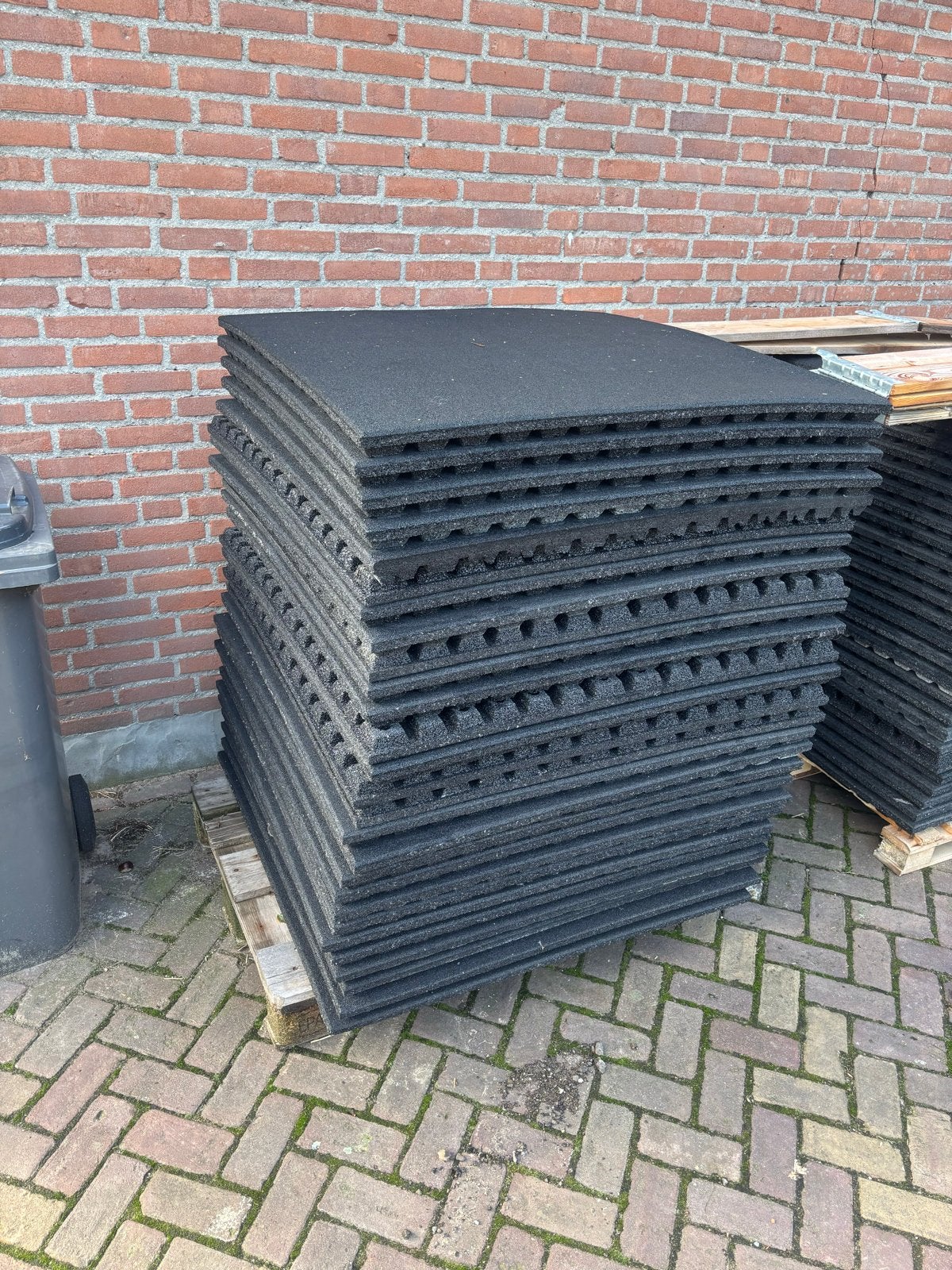 Rubberen tegels 1x1m, 4,3cm dik - 220m2 beschikbaar, Gebruikt, Diverse, Ophalen of Verzenden, Diverse