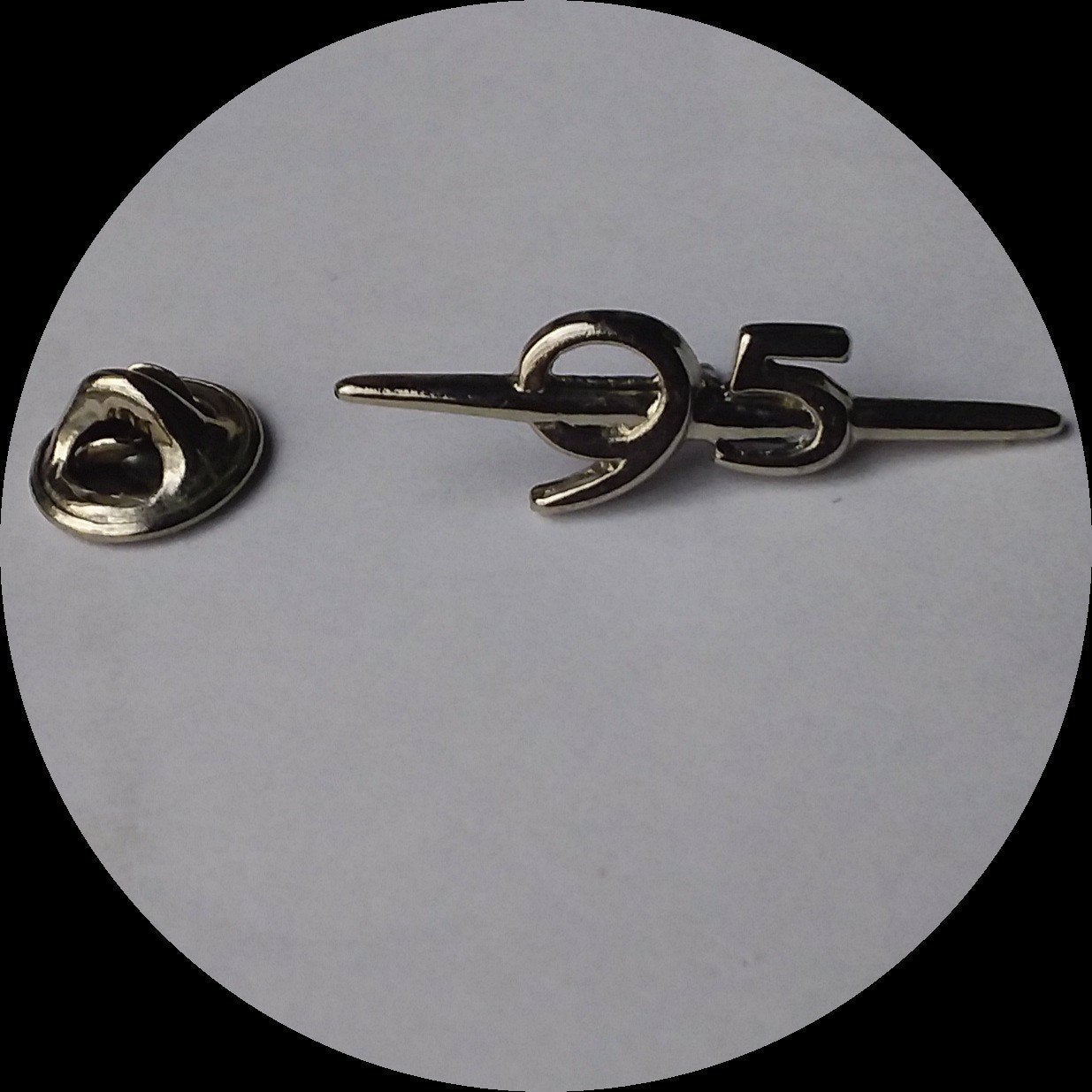 SAAB 95 pin,chroom open, Verzenden, Zo goed als nieuw, Transport, Speldje of Pin