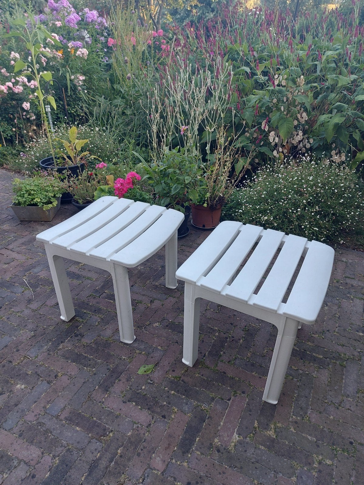 Twee witte Hartmann  kunststof krukjes voetenbankjes, Ophalen of Verzenden, Zo goed als nieuw, Rechthoekig, Kunststof