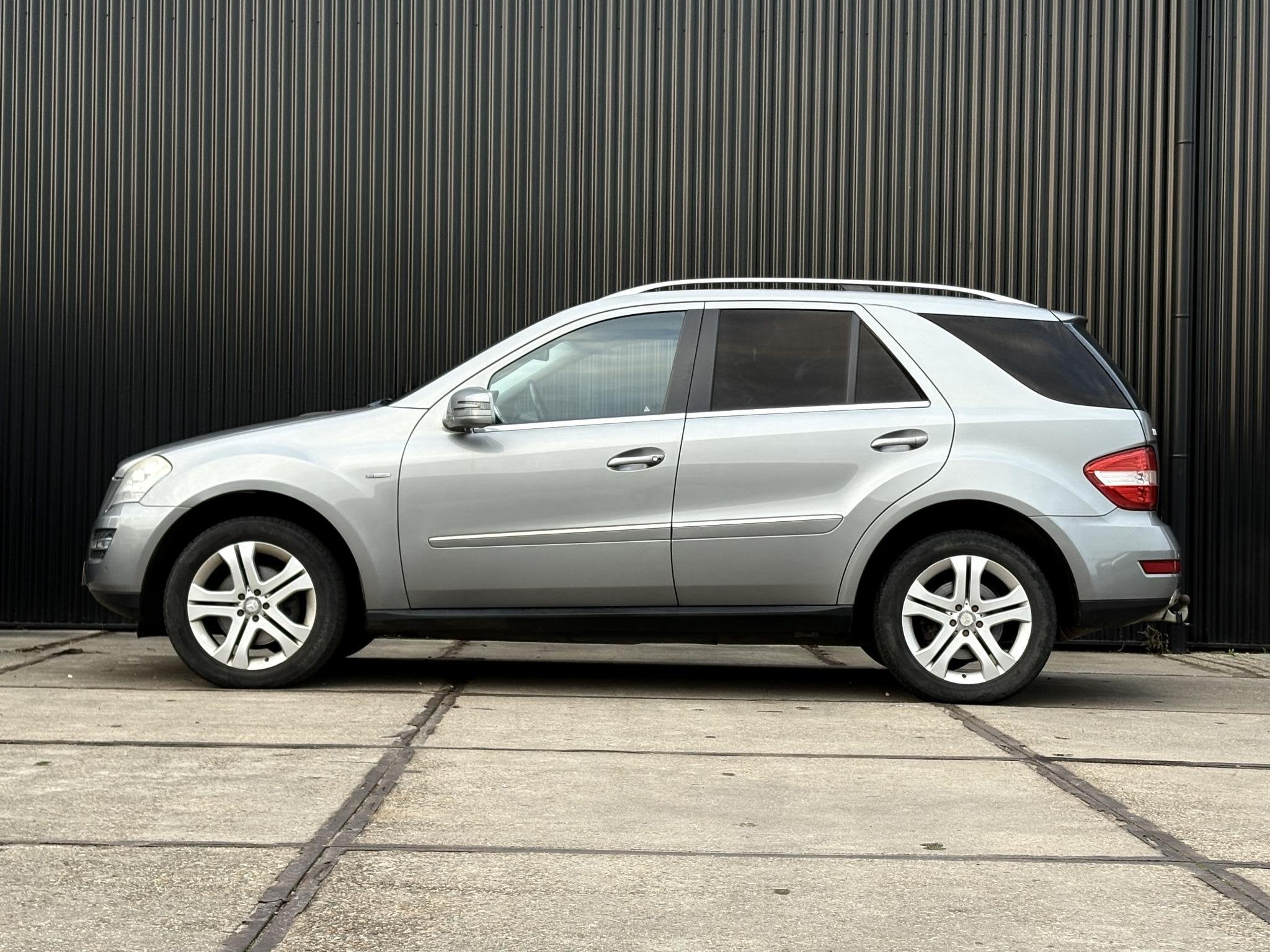 Mercedes-Benz M-klasse ML 300 V6 205 PK AUT | 3500KG TREKHAA, Auto's, Mercedes-Benz, Euro 5, 2240 kg, Gebruikt, Leder en Stof