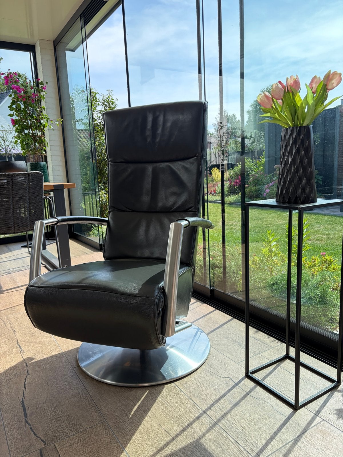 Antraciet leren relaxfauteuil met RVS onderstel en armleunin, Ophalen, Gebruikt, 100 tot 125 cm, Leer