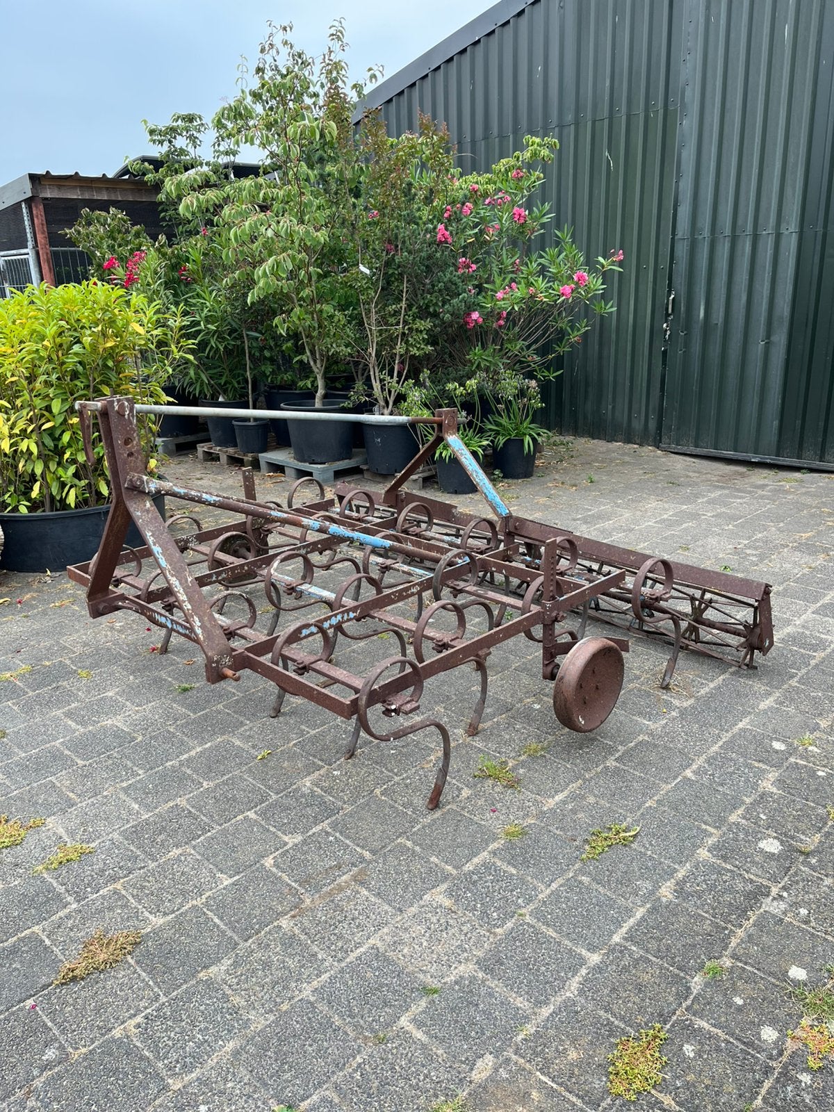 Triltand cultivator met verkruimelrol, Ophalen