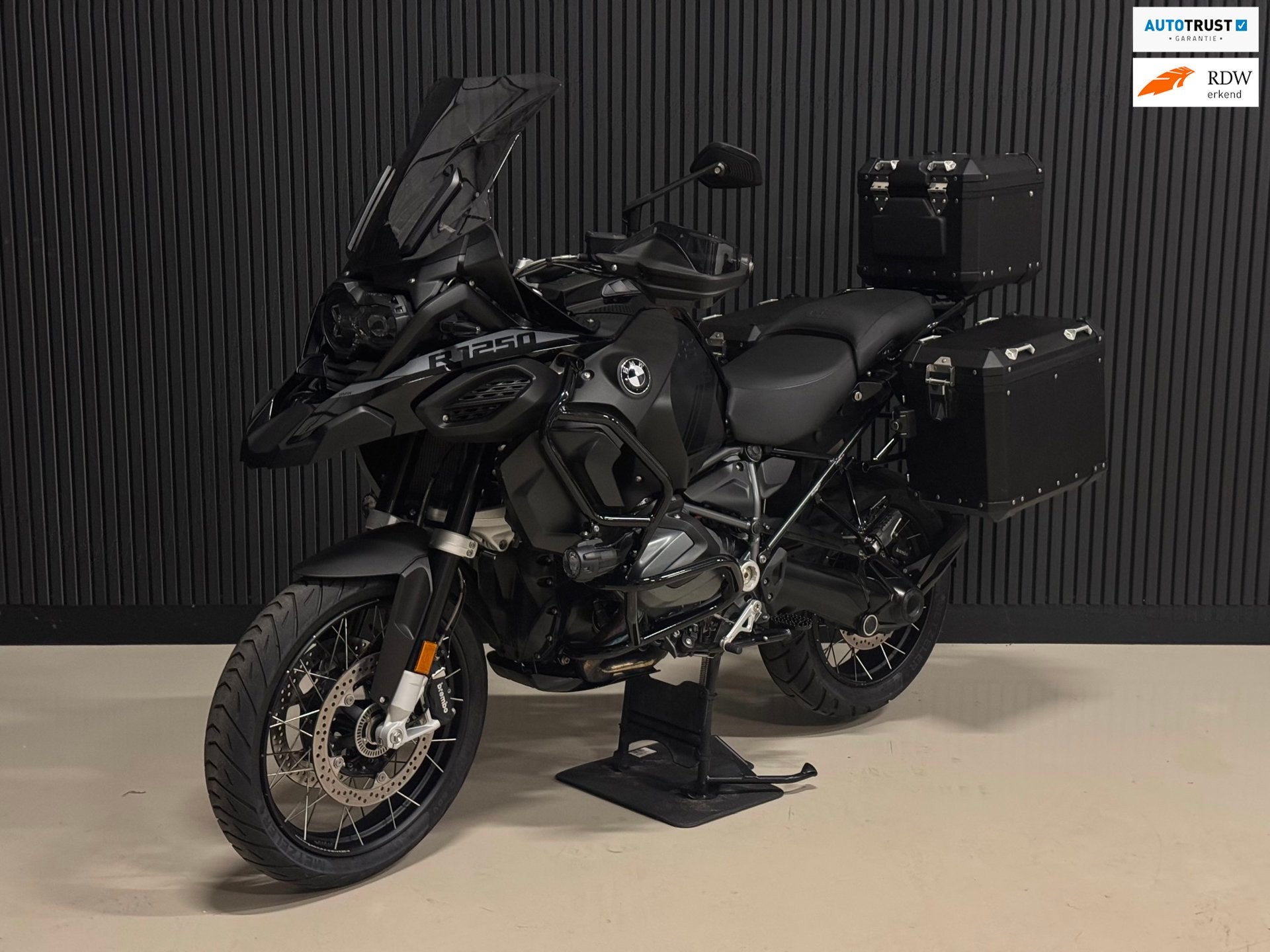 BMW All-Road R 1250 GS Adventure TRIPLE BLACK | 3 KOFFERS |, BMW@BMW.NL, 1254 cc, BMW
1234AB  Amsterdam, NL, Handvatverwarming