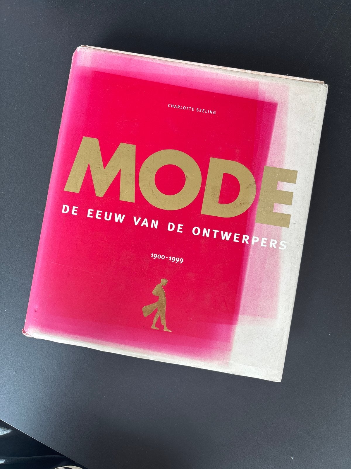 Mode: De Eeuw van de Ontwerpers 1900-1999 - Charlotte Seelin, Boeken, Ophalen of Verzenden, Gelezen, Mode algemeen