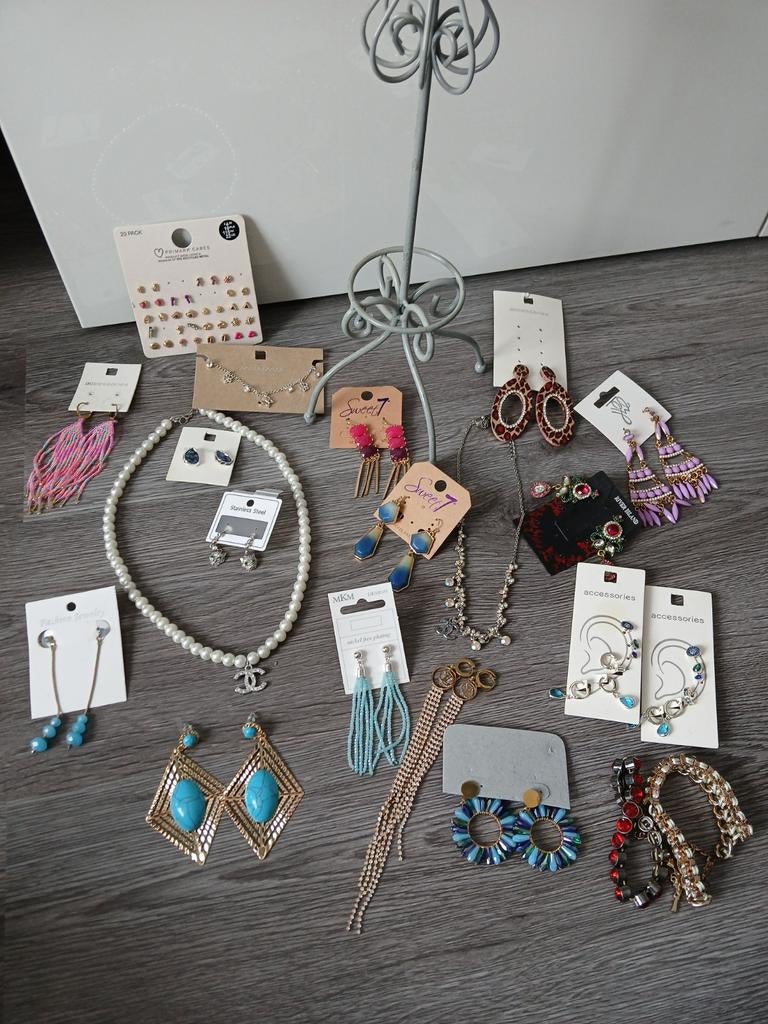 Grote collectie sieraden met sieradenrek, Sieraden, Tassen en Uiterlijk, Kettingen, Ophalen, Overige materialen, Gebruikt, Met strass