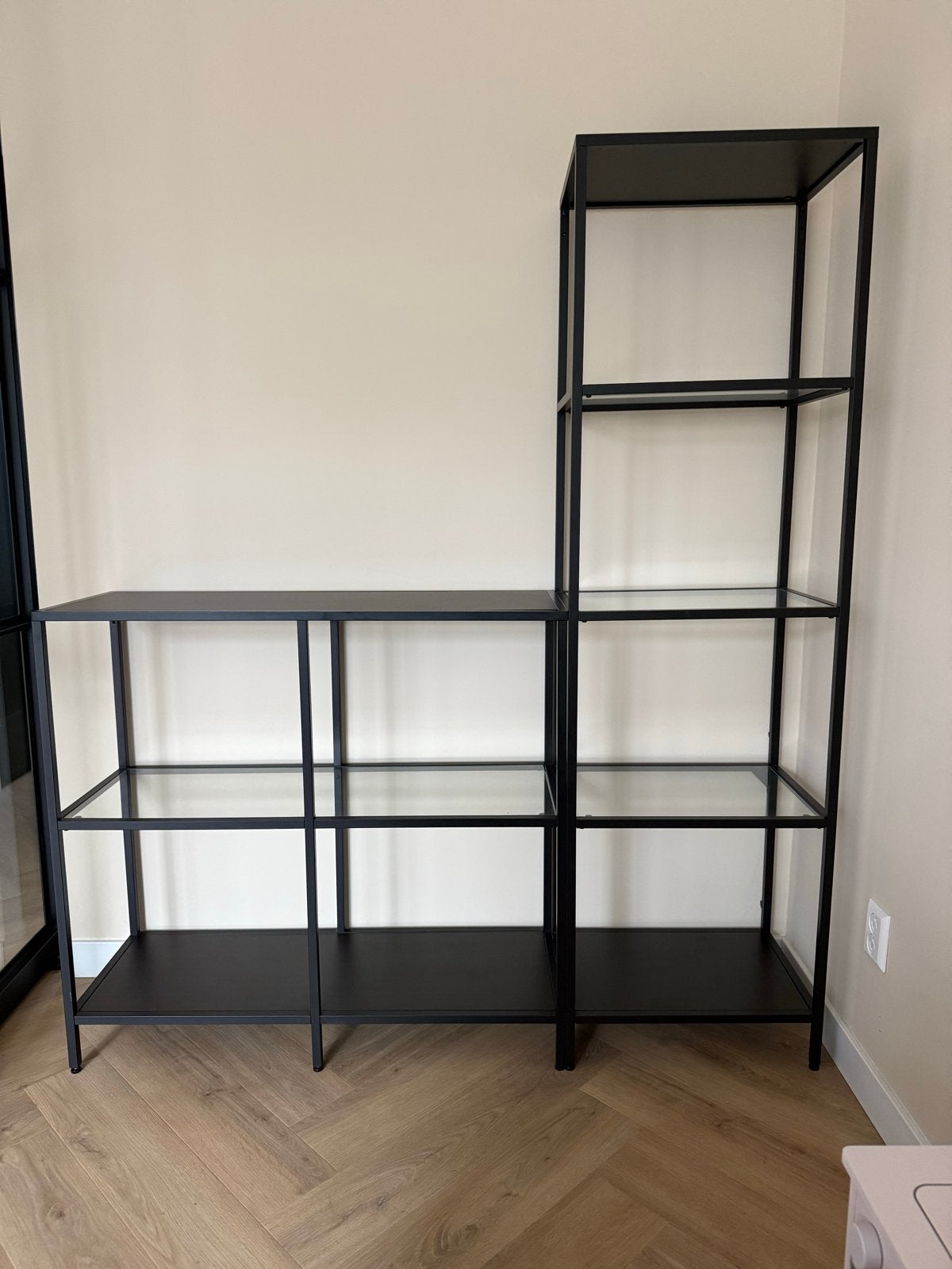 IKEA VITTSJÖ vitrinekast - bruin/zwart met glazen planken, Ophalen, Met plank(en), Gebruikt, 100 tot 150 cm