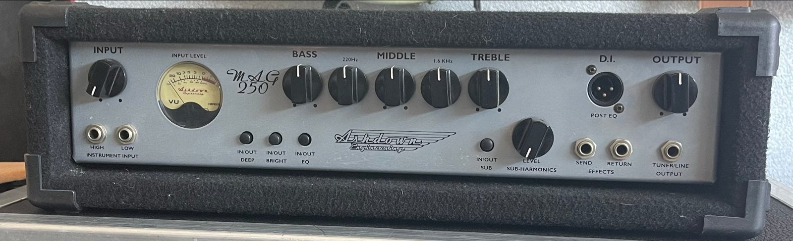 Ashdown MAG 250 Basversterker in Flightcase, Muziek en Instrumenten, Ophalen, Gebruikt, Basgitaar, 100 watt of meer