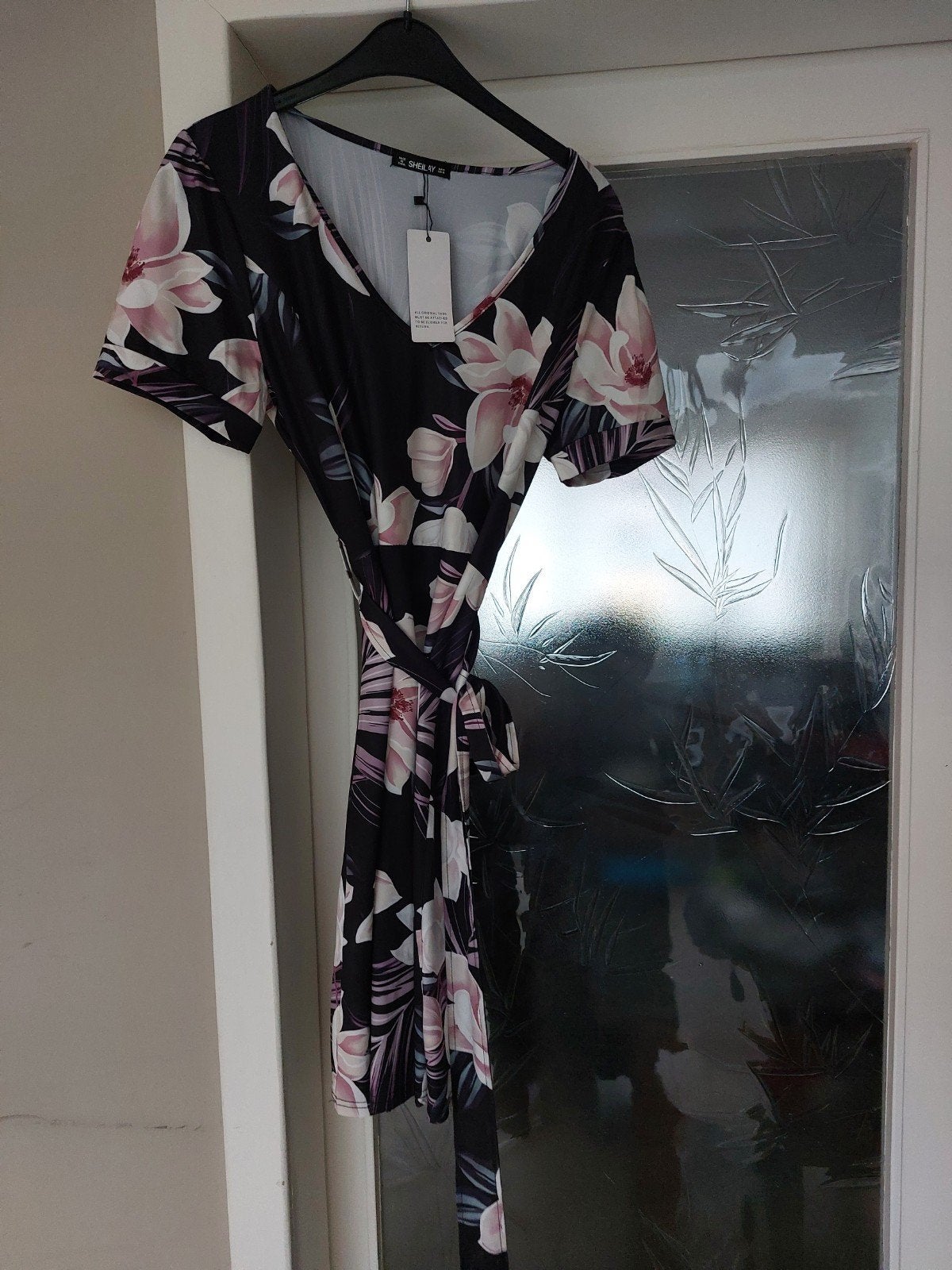 Zwarte bloemenjurk met overslag en strikceintuur, Maat 38/40 (M), Zwart, Nieuw, Ophalen of Verzenden