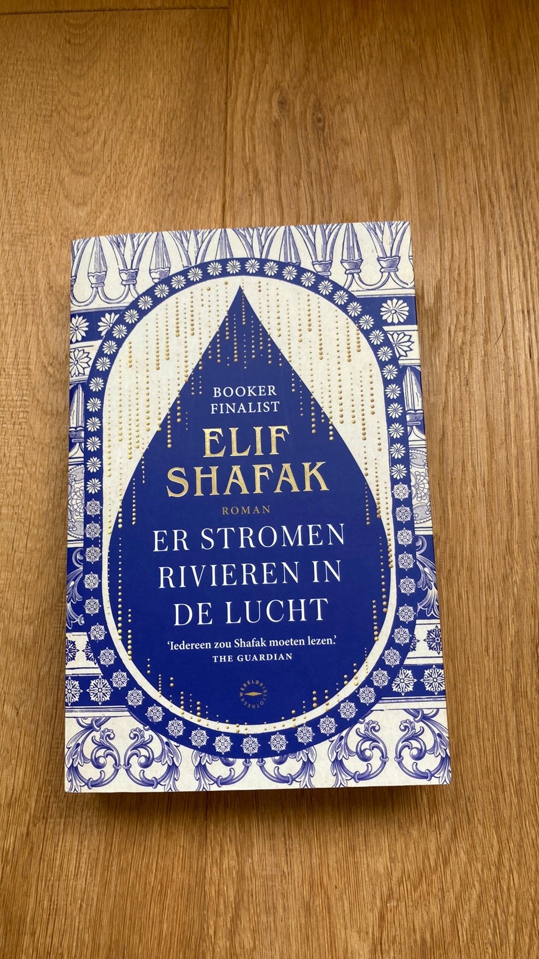 Elif Shafak - Er stromen rivieren in de lucht, Boeken, Literatuur, Ophalen of Verzenden, Zo goed als nieuw, Elif Shafak