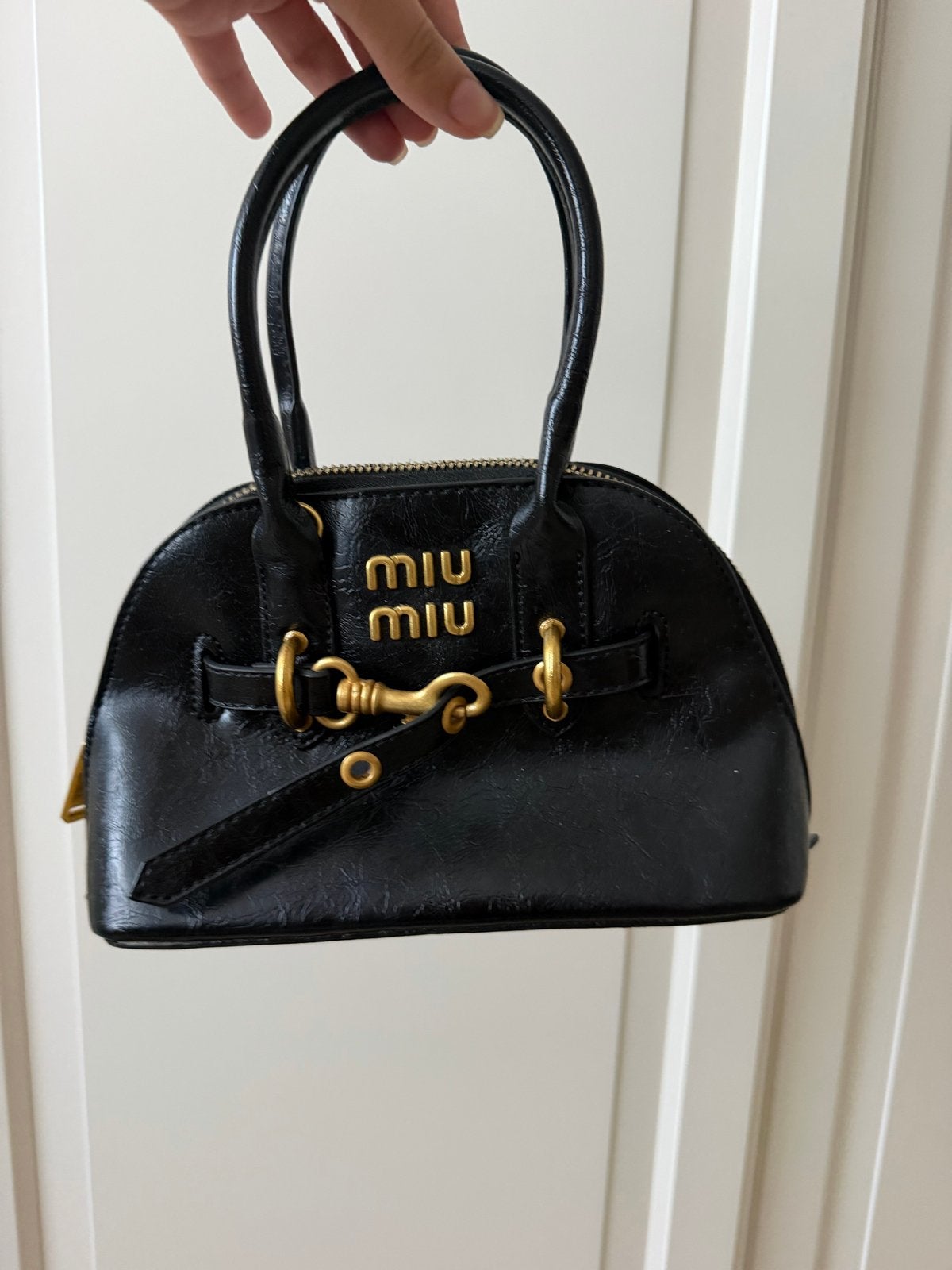 Miu Miu Zwarte Handtasje met Gouden Details, Sieraden, Tassen en Uiterlijk, Tassen | Damestassen, Ophalen of Verzenden, Zo goed als nieuw