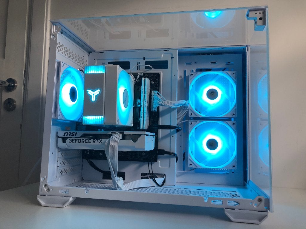 White Gaming PC | Ryzen 5600X | RTX 5060 | 16gb RAM | 4.5 TB