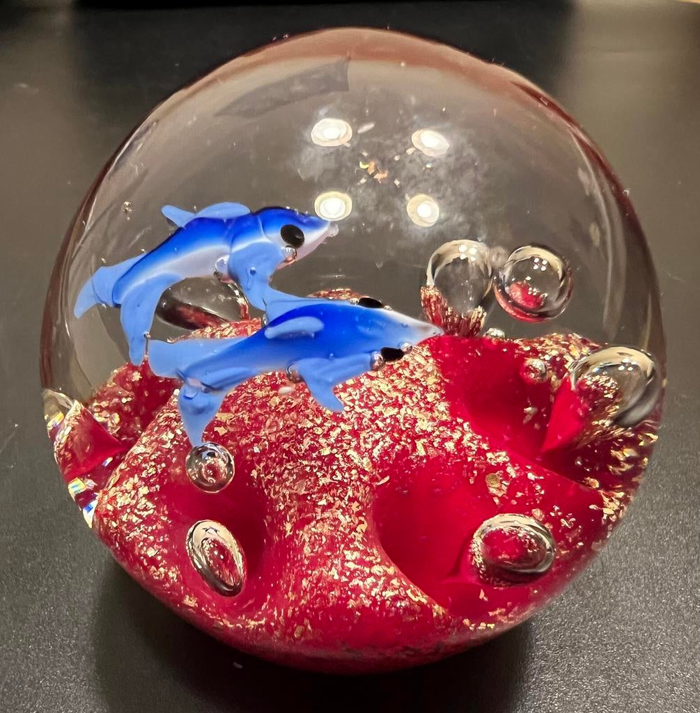 Mooie Murano paperweight met dolfijnen boven goldflake bodem, Antiek en Kunst, Ophalen of Verzenden