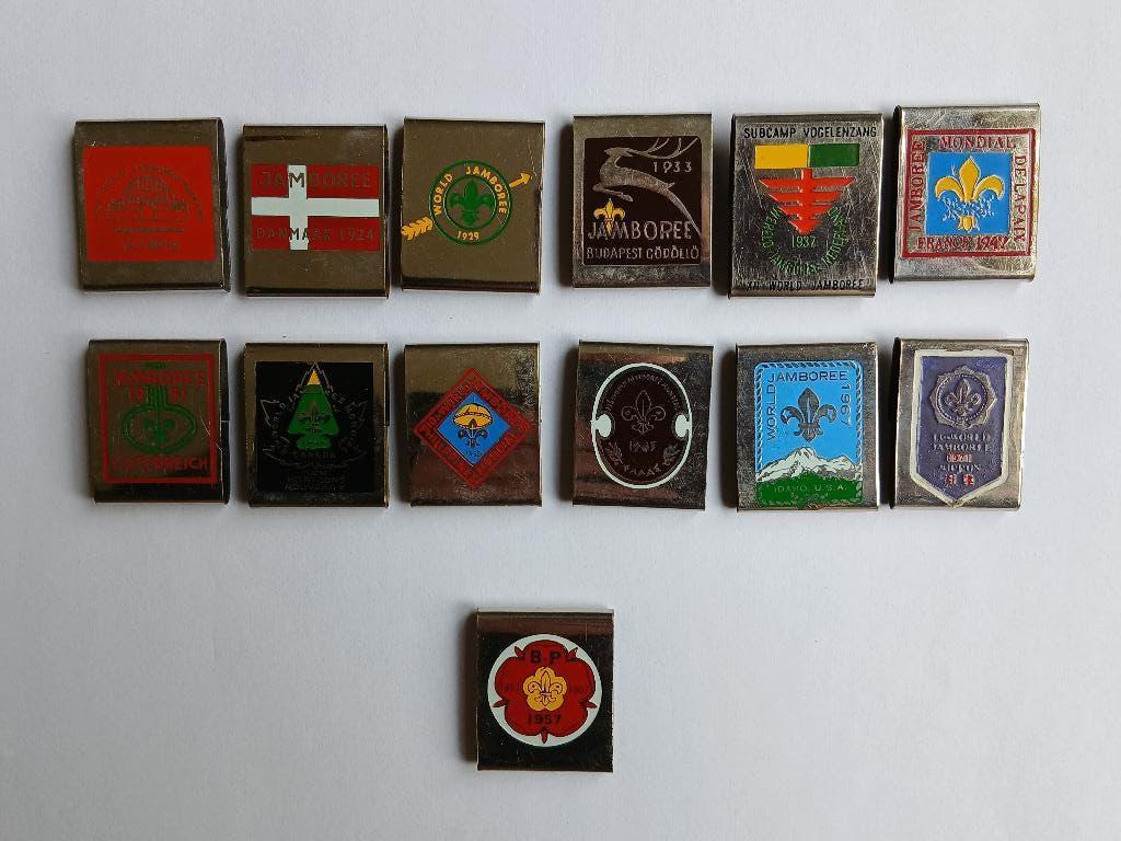 Jamboree logo's 1920 - 1971 op metaal voor aan riem, Verzamelen, Scouting, Ophalen of Verzenden, Zo goed als nieuw, Embleem, Speld of Insigne