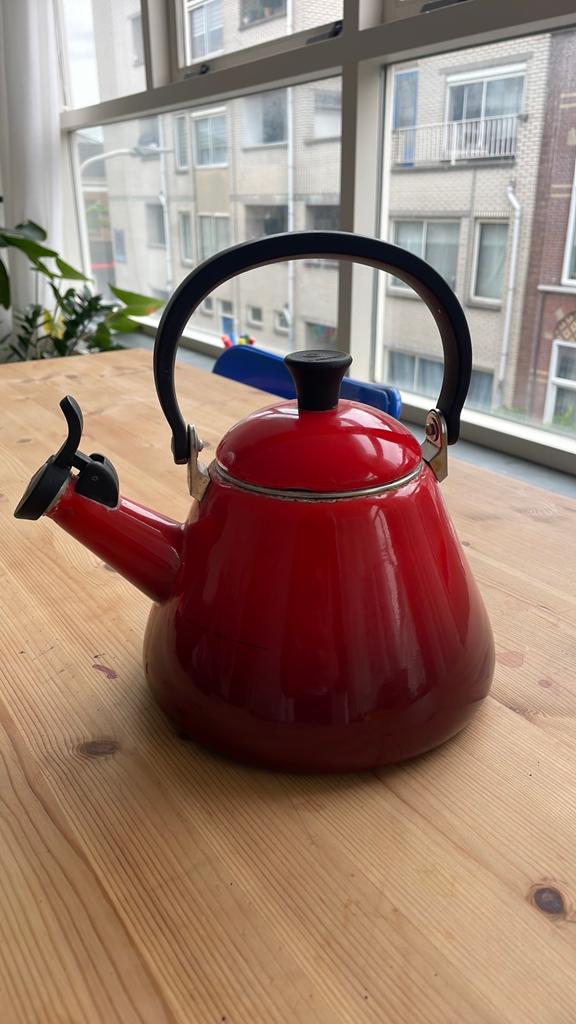 Le Creuset Fluitketel “Kone” rood, Gebruikt, Ophalen of Verzenden, Metaal, Rood