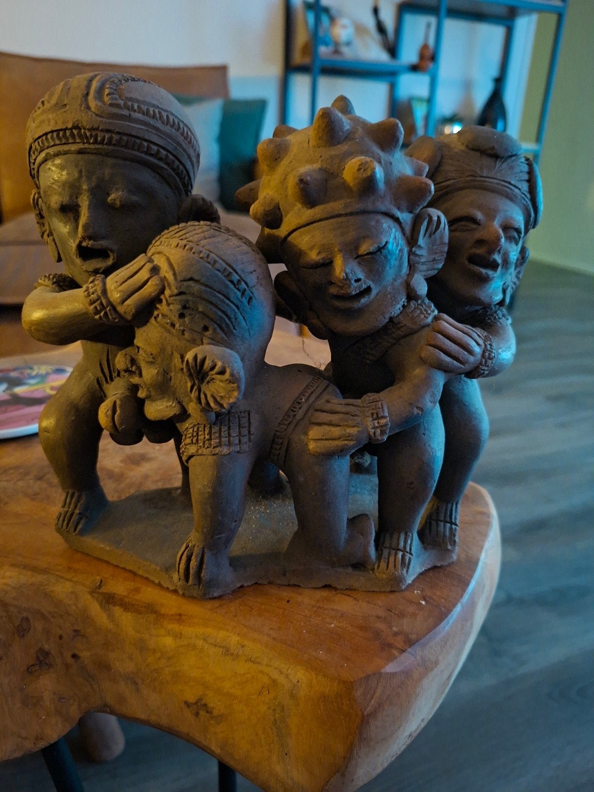 Unieke Azteekse stijl sculptuur van aardewerk, Groep mensen, Ophalen of Verzenden, Handgemaakt, 20 - 50 cm