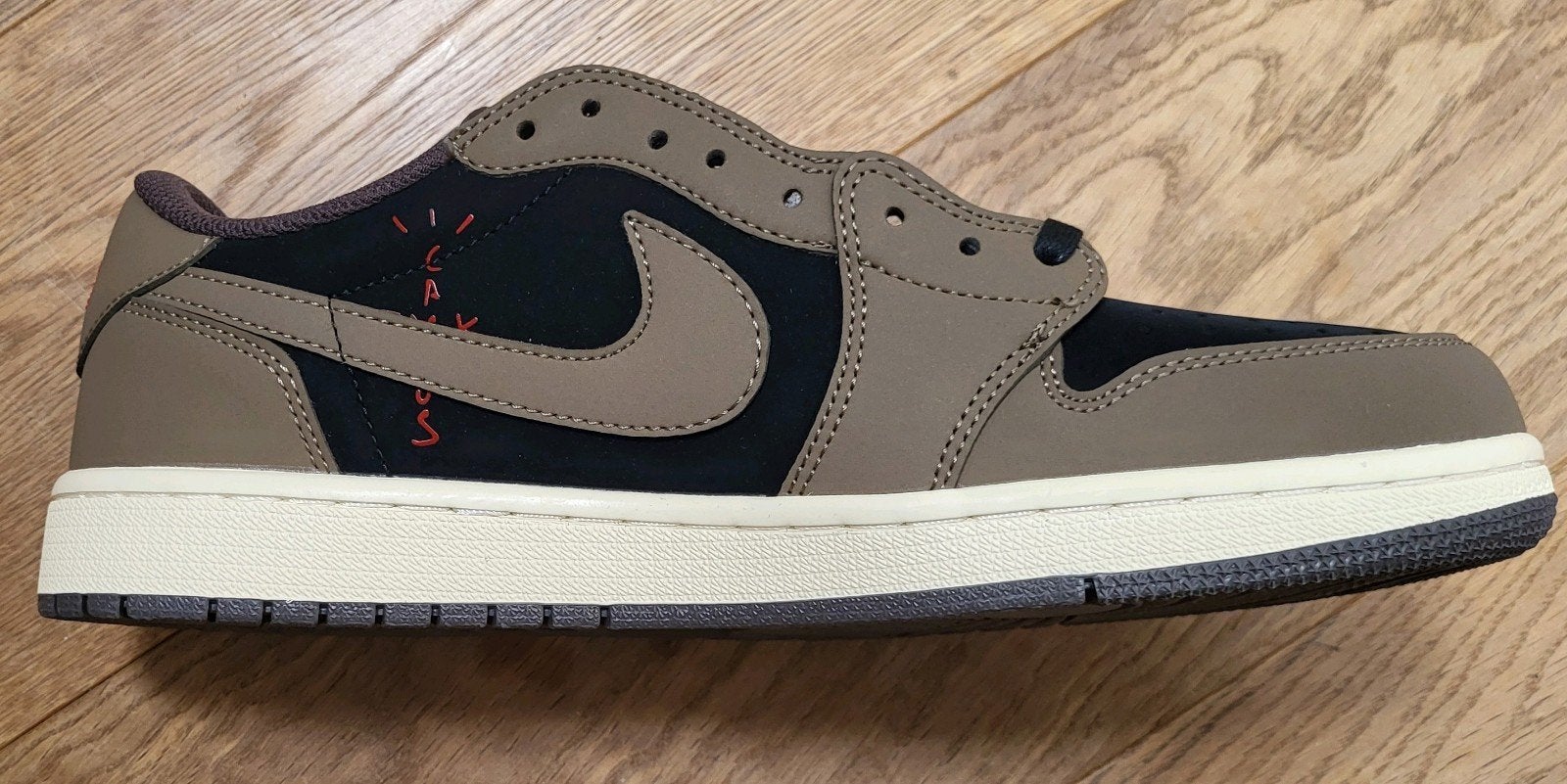 Nieuwe Travis Scott x Air Jordan 1 Low Mocha Maat 44, Bruin, Nieuw, Ophalen of Verzenden, Sneakers of Gympen