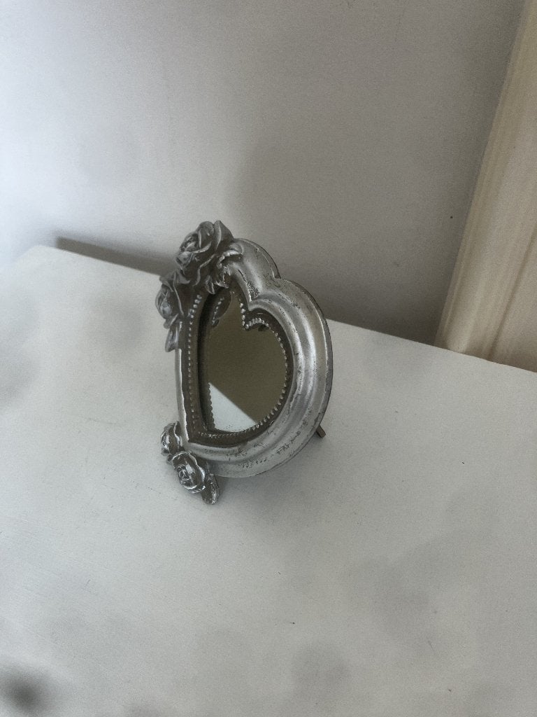 Hart spiegeltje met rozen in de kleur zilver., Minder dan 50 cm, Ophalen of Verzenden, Zo goed als nieuw, Minder dan 100 cm