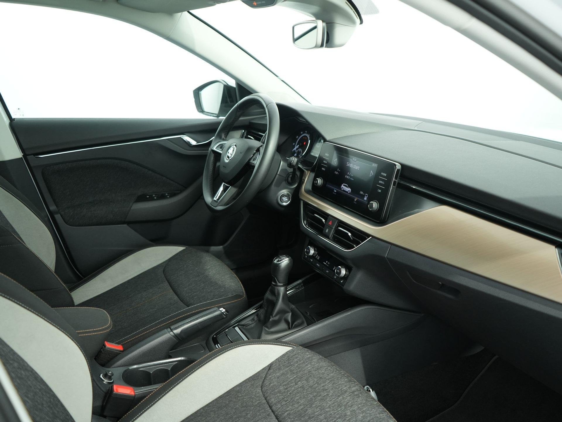 Skoda Scala 1.0 TSI First Edition | Pano | Stoelverwarming |, Auto's, Gebruikt, Euro 6, Origineel Nederlands, Handgeschakeld
