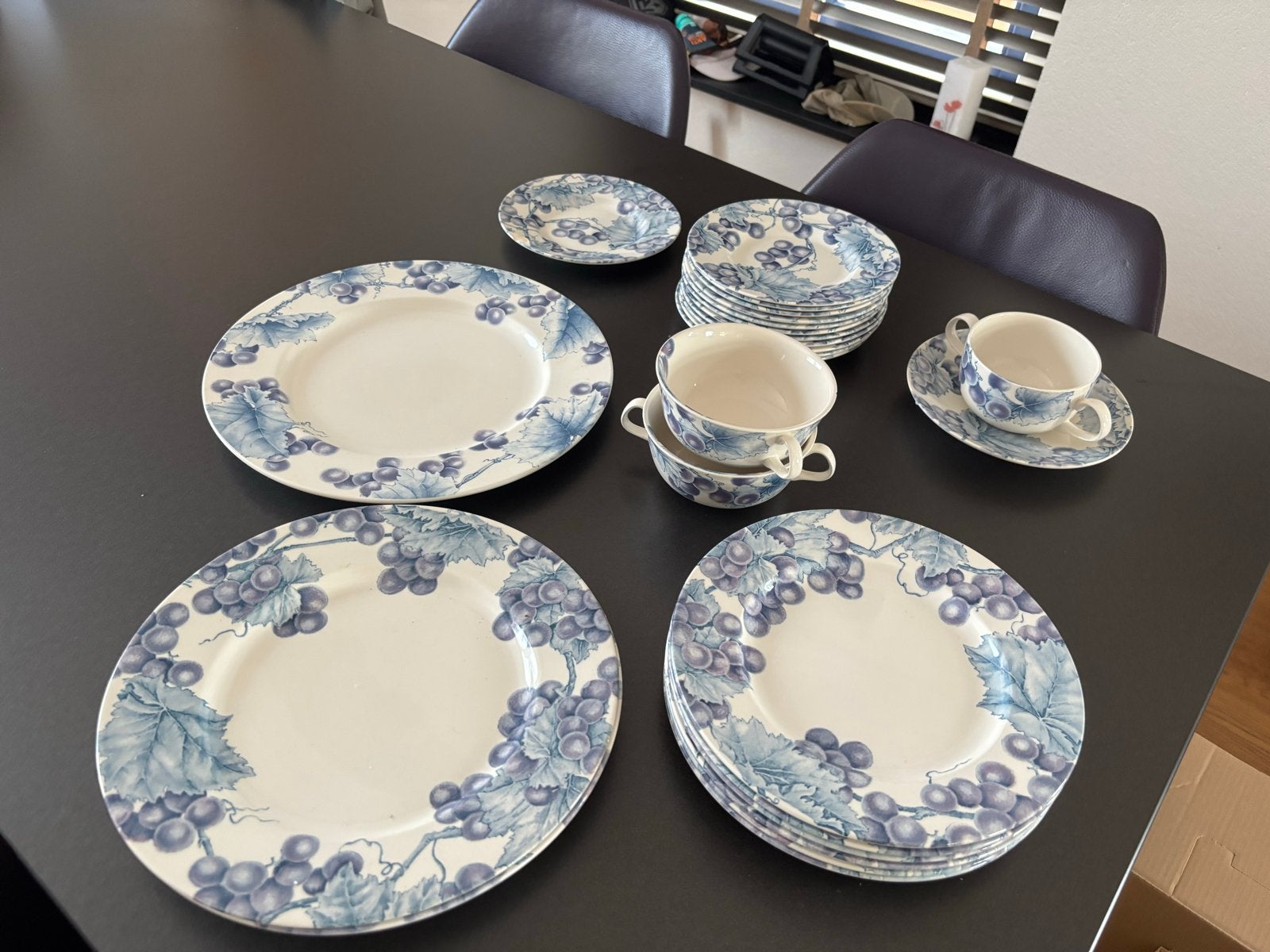 Uitgebreid Barratts Engels servies - blauw druivenmotief, Ophalen, Gebruikt, Overige merken, Compleet servies