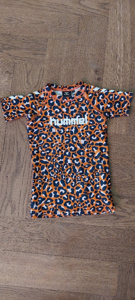 Hummel UV shirt maat 128 - Oranje met luipaardprint, Jongen of Meisje, Sport- of Zwemkleding, Ophalen of Verzenden, Zo goed als nieuw