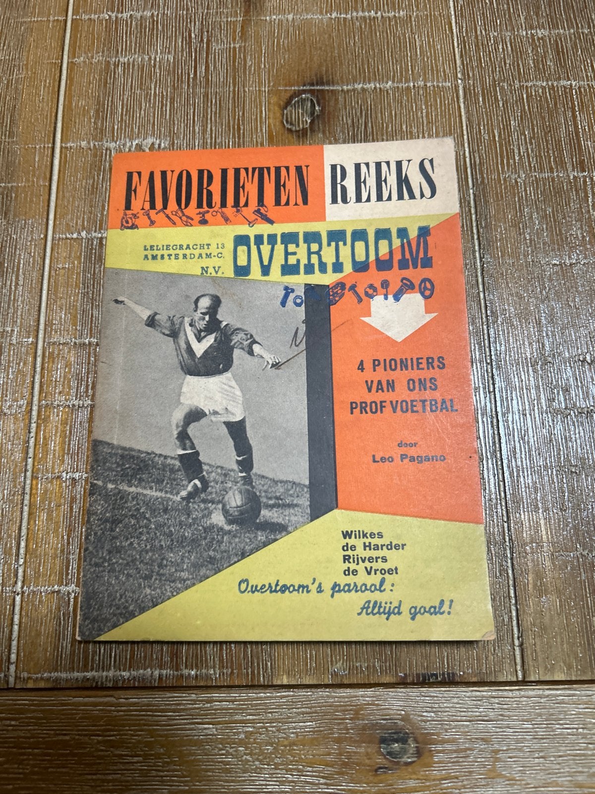 Zeldzaam voetbalboekje: Favorieten Reeks Overtoom, Ophalen of Verzenden, Gelezen, Balsport