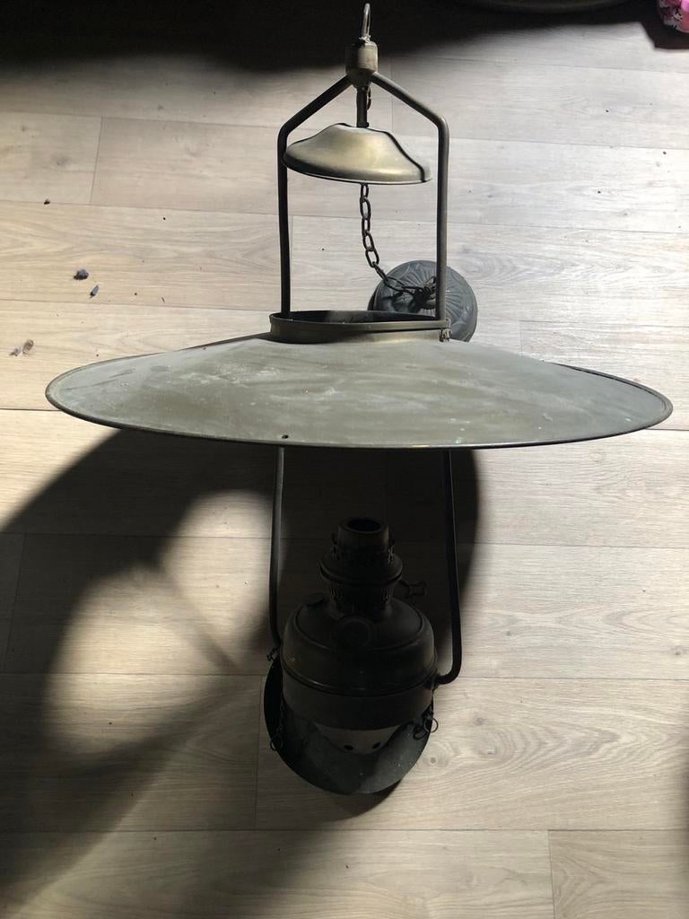 Antieke olielamp met grote kap, Ophalen