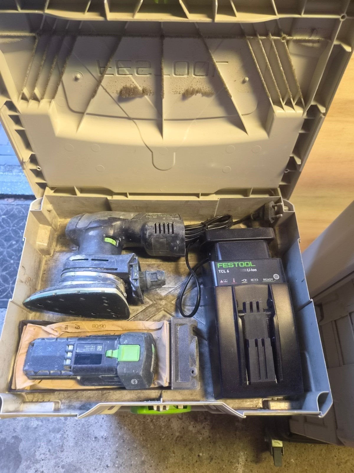 Festool DTSC400 schuurmachine met accu en snellader, Ophalen of Verzenden, Minder dan 600 watt, Vlakschuurmachine