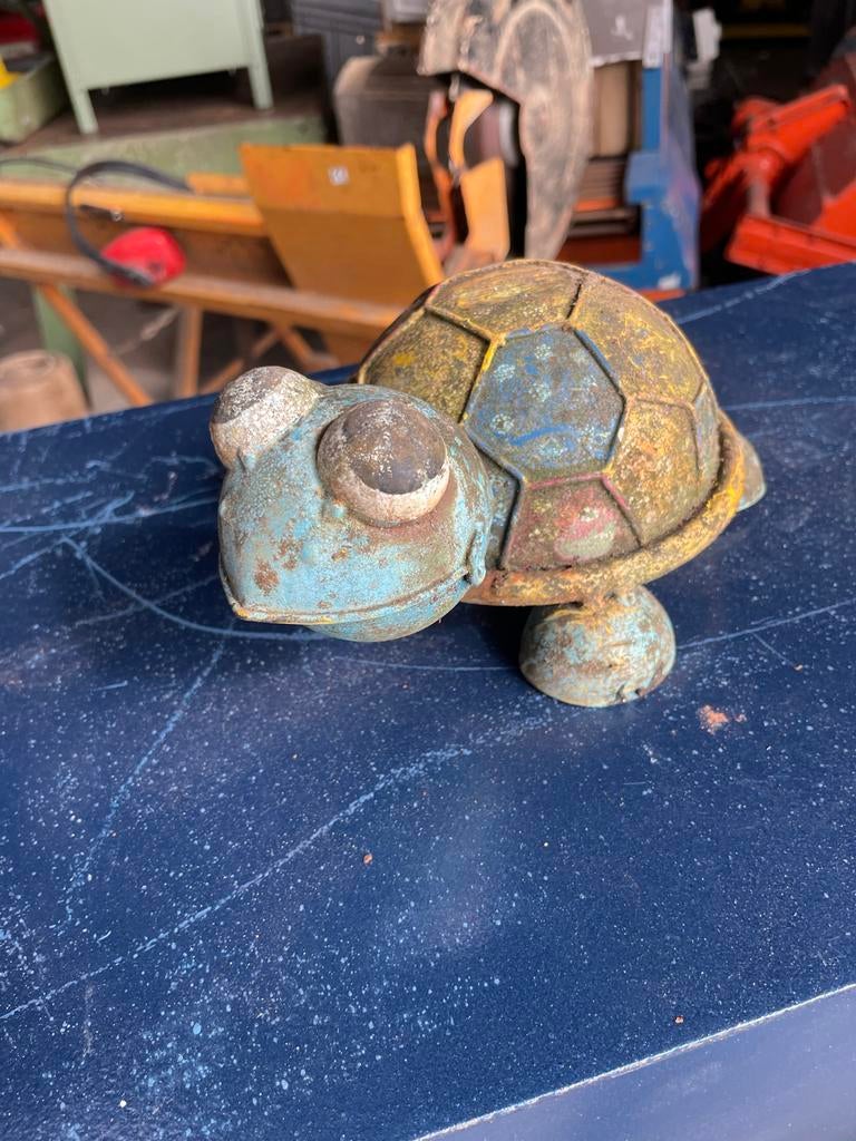 Oude metalen schildpad decoratie, Ophalen