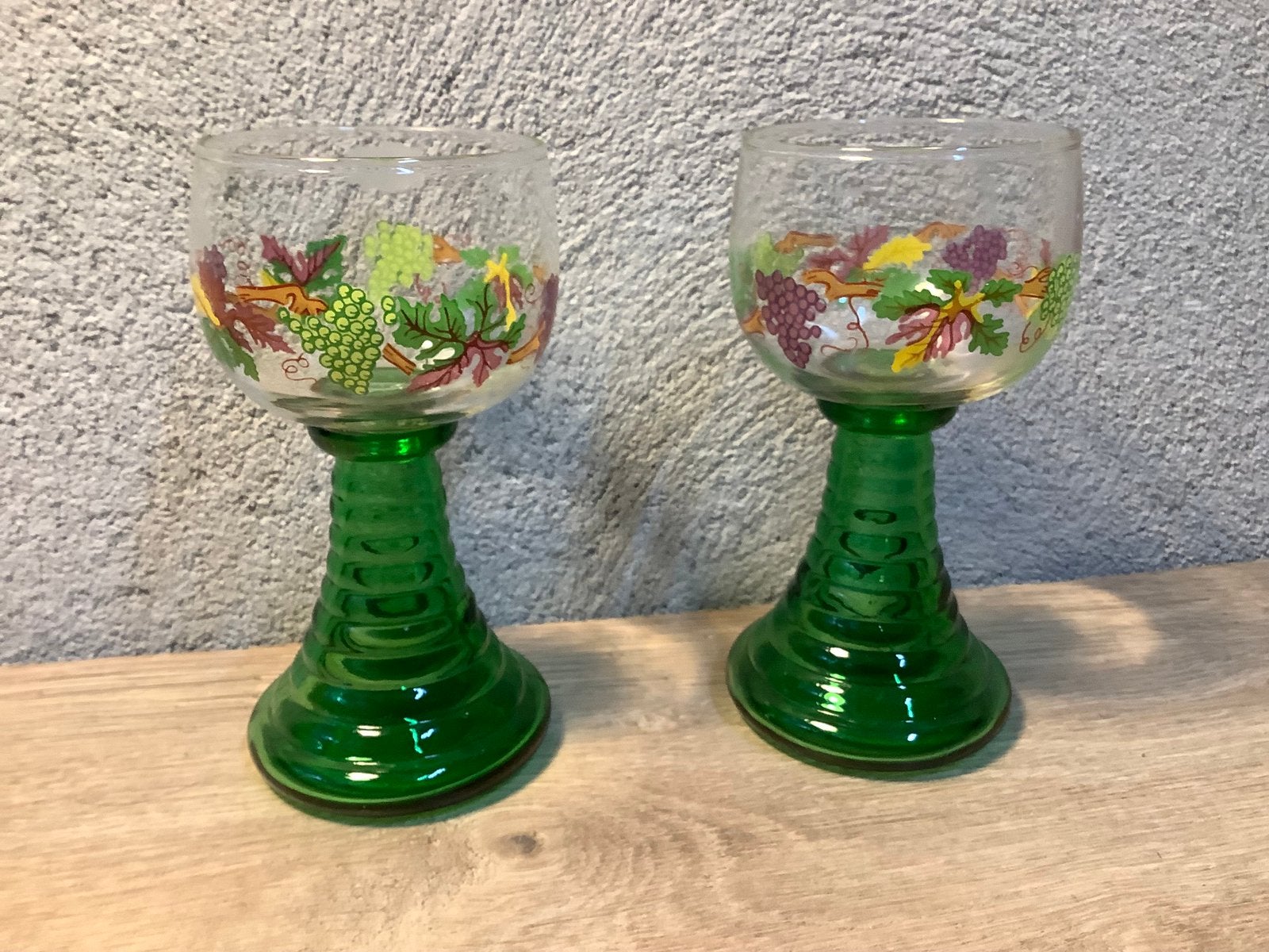 Vintage glazen wijnglazen met groene voet, Antiek en Kunst, Antiek | Glas en Kristal, Ophalen of Verzenden