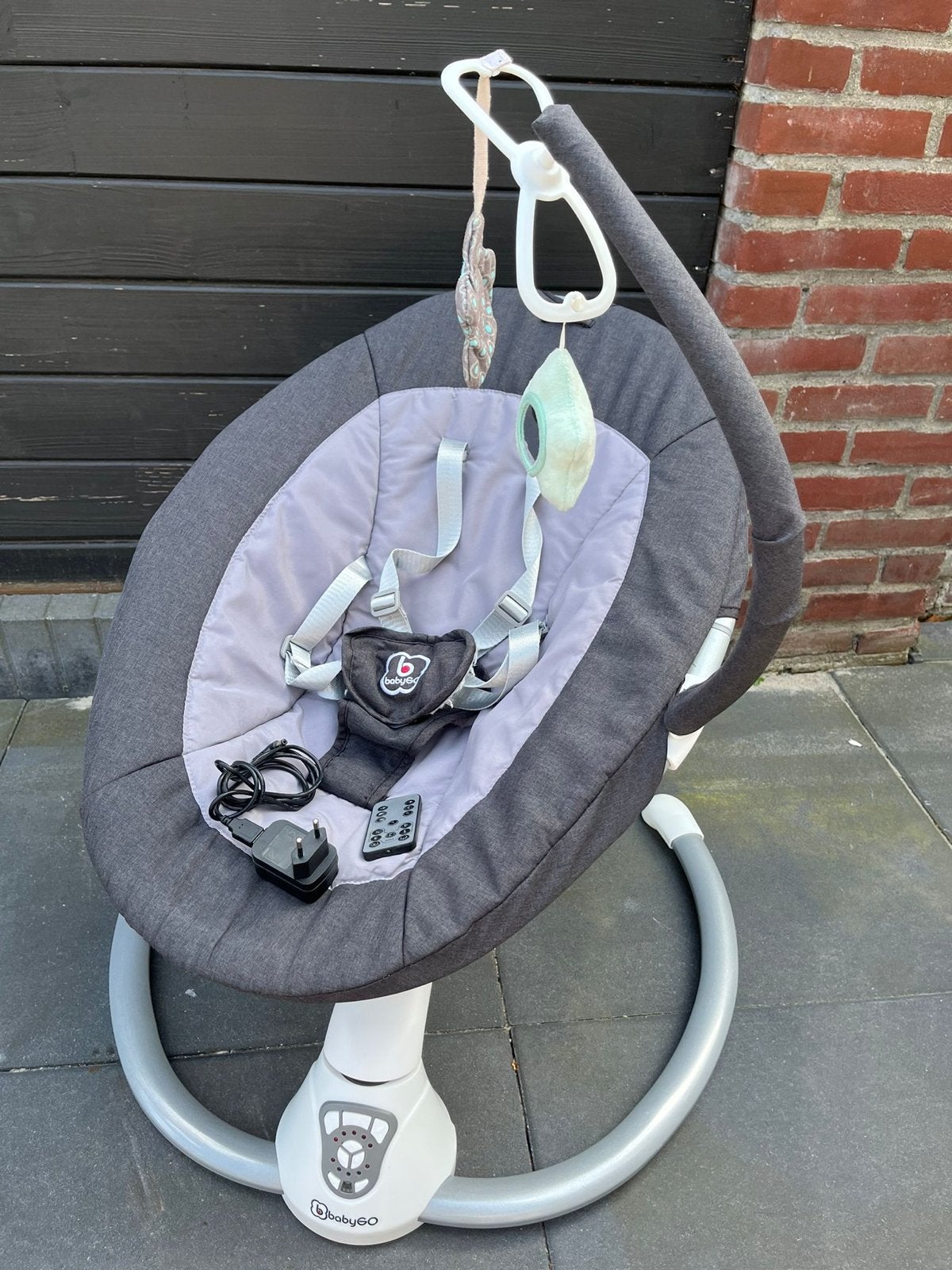 Elektrische baby schommelstoel Babygo + adapters, Ophalen, Zo goed als nieuw