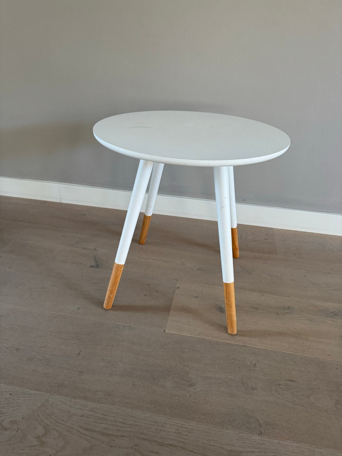 Wit rond bijzettafeltje met houten poten, Huis en Inrichting, Ophalen, Minder dan 45 cm, Minder dan 55 cm, Gebruikt