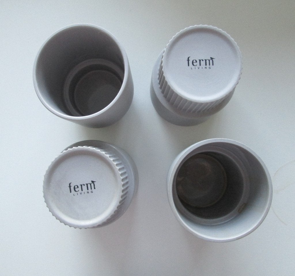 Ferm Living – Serie Ripple – 4 bekers grijs keramiek, Keramiek, Ophalen of Verzenden, Zo goed als nieuw, Kom(men)