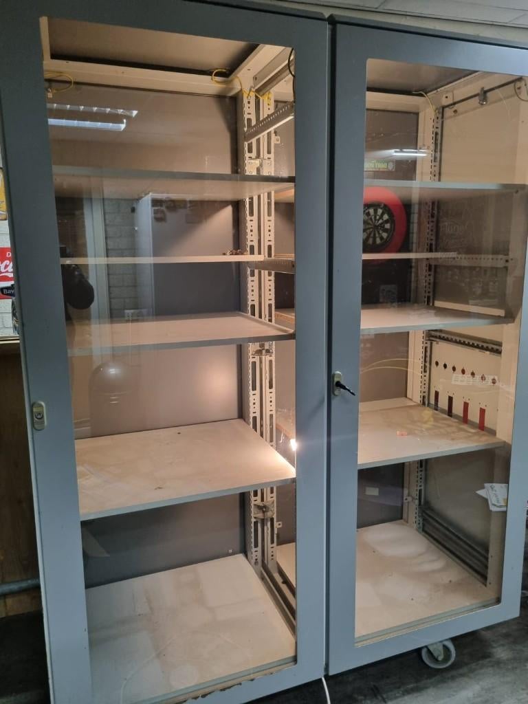 Industriele vitrinekast, Huis en Inrichting, Kasten | Vitrinekasten, Ophalen, Met deur(en), 150 tot 200 cm, Zo goed als nieuw