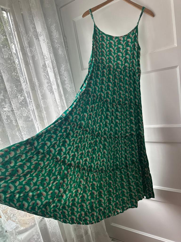 Maxi lange zomerse  japanse waaier print jurk Lili & Lala, Ophalen of Verzenden, Zo goed als nieuw, Groen, Onder de knie