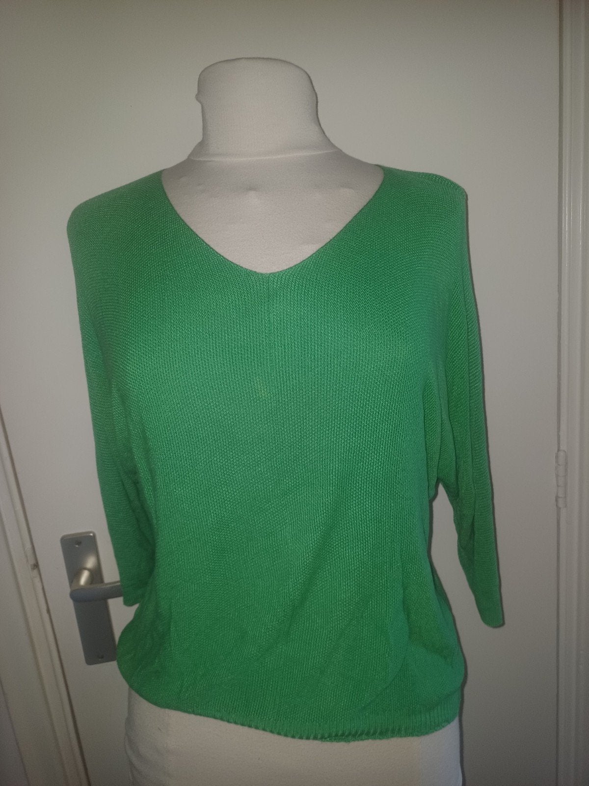 Groene fijngebreide V-hals trui 100% Viscose, vleermuismouw, Onbekend., Maat 42/44 (L), Onbekend, Nieuw