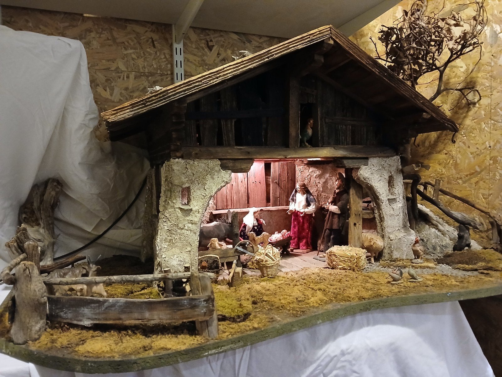 Unieke grote Beierse kerststal met verlichting en figuren., Diversen, Ophalen of Verzenden, Zo goed als nieuw