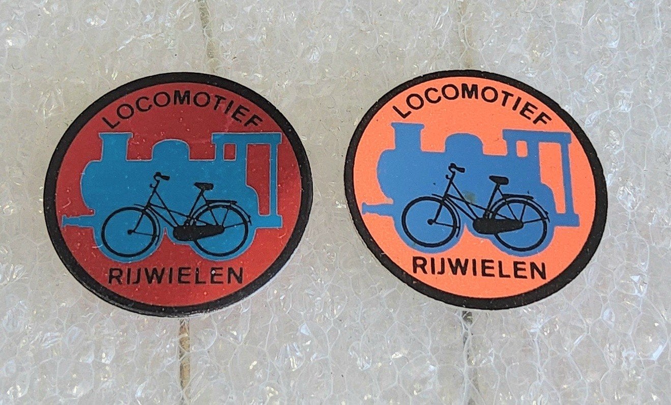 2 Speldjes Locomotief Rijwielen, Ophalen of Verzenden, Gebruikt, Transport, Speldje of Pin