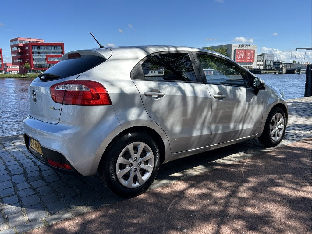 Kia Rio 1.2 CVVT Plus Pack 5 deurs airco keurige auto, Euro 5, Zwart, 4 cilinders, Origineel Nederlands